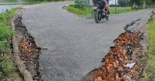 টাঙ্গাইলে কোটি টাকার রাস্তায় নিম্নমানের অভিযোগ, চার মাসেই ভাঙন
